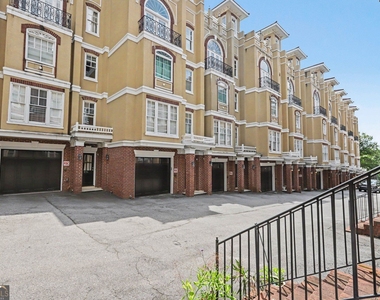834 Clifton Heights Lane Ne - Photo Thumbnail 3
