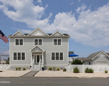 1607 Baltimore Avenue - Photo Thumbnail 2