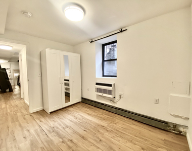 West 51st Street - Photo Thumbnail 4