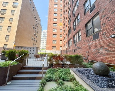 East 79th Street - Photo Thumbnail 14