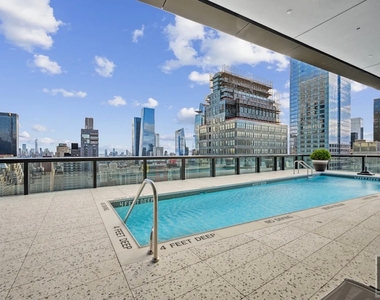 West 43rd Street - Photo Thumbnail 5