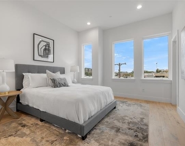 3915 N Hall Street - Photo Thumbnail 8
