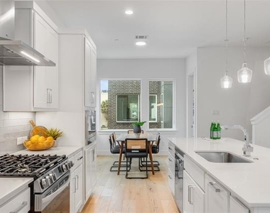 3915 N Hall Street - Photo Thumbnail 7