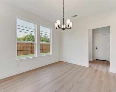2326 Fairfax Drive - Photo Thumbnail 7