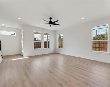 2326 Fairfax Drive - Photo Thumbnail 2