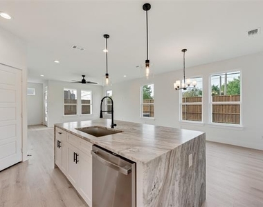 2326 Fairfax Drive - Photo Thumbnail 10