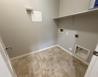 2417 E Iris Drive - Photo Thumbnail 34