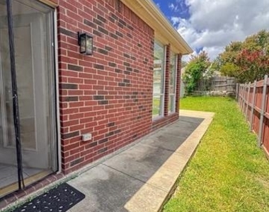 7015 Hillwood Drive - Photo Thumbnail 28