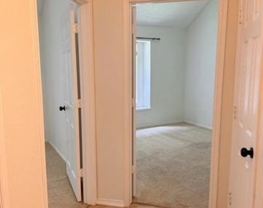 7015 Hillwood Drive - Photo Thumbnail 22
