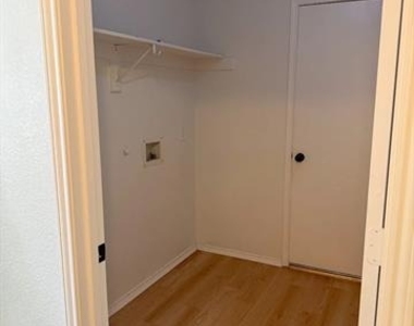 7015 Hillwood Drive - Photo Thumbnail 23