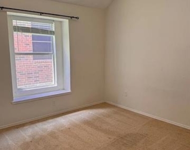 7015 Hillwood Drive - Photo Thumbnail 24