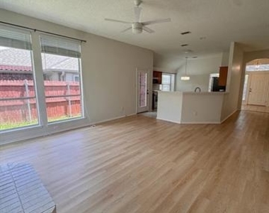 7015 Hillwood Drive - Photo Thumbnail 7