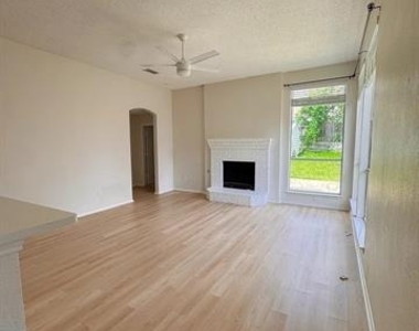 7015 Hillwood Drive - Photo Thumbnail 12
