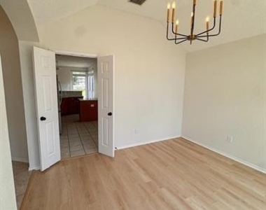 7015 Hillwood Drive - Photo Thumbnail 10