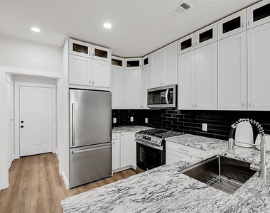 5206 Slate Street - Photo Thumbnail 3