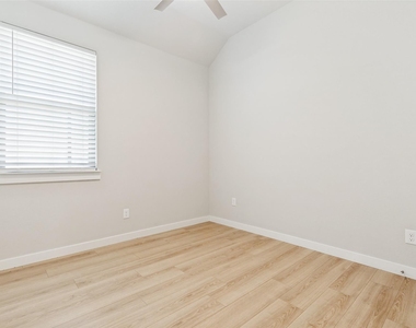 204 Mountain Meadow Lane - Photo Thumbnail 9
