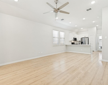204 Mountain Meadow Lane - Photo Thumbnail 4