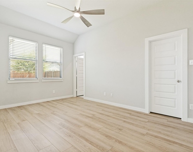 204 Mountain Meadow Lane - Photo Thumbnail 7