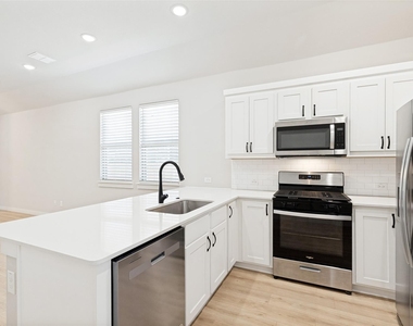 204 Mountain Meadow Lane - Photo Thumbnail 3