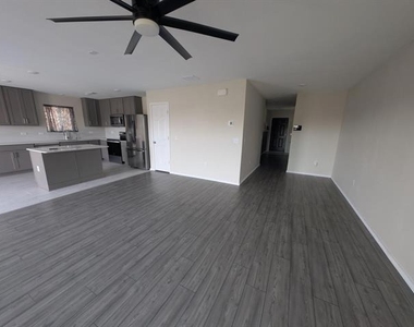 455 N Manchester Street N - Photo Thumbnail 2