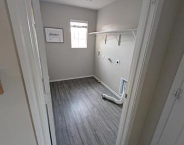 455 N Manchester Street N - Photo Thumbnail 12