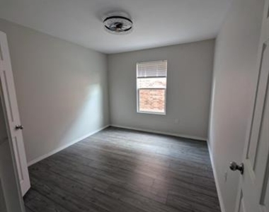 455 N Manchester Street N - Photo Thumbnail 6