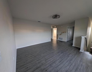 455 N Manchester Street N - Photo Thumbnail 11