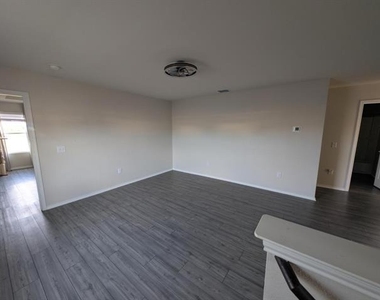 455 N Manchester Street N - Photo Thumbnail 10