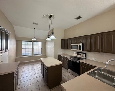 10701 Nashville Drive - Photo Thumbnail 7