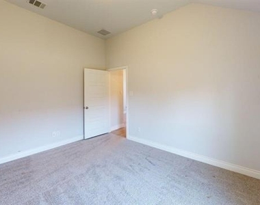 2401 Robin Way - Photo Thumbnail 12
