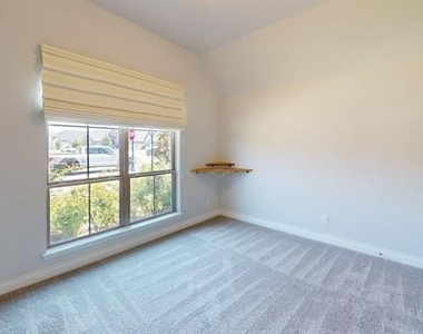 2401 Robin Way - Photo Thumbnail 14