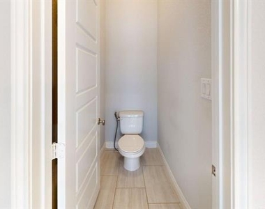 2401 Robin Way - Photo Thumbnail 23