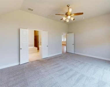 2401 Robin Way - Photo Thumbnail 8