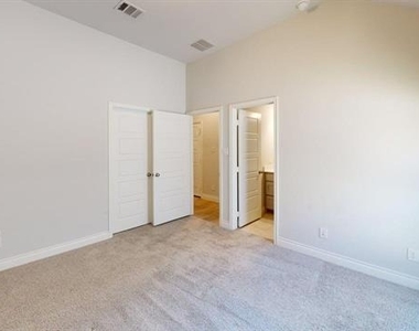 2401 Robin Way - Photo Thumbnail 19