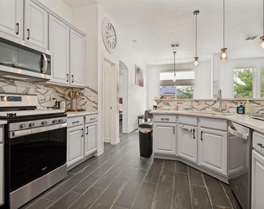 409 Creek Point Lane - Photo Thumbnail 5