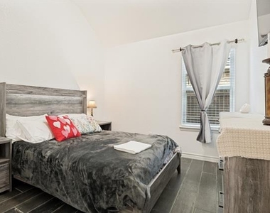409 Creek Point Lane - Photo Thumbnail 8