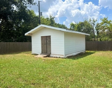 2905 Kirk Lane - Photo Thumbnail 8