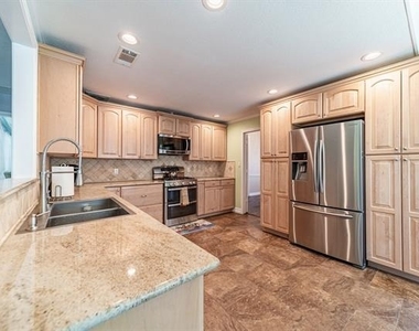 3305 Eisenhower Lane - Photo Thumbnail 4