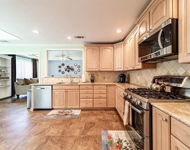 3305 Eisenhower Lane - Photo Thumbnail 7