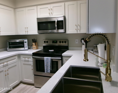9151 W Greenway Road - Photo Thumbnail 5