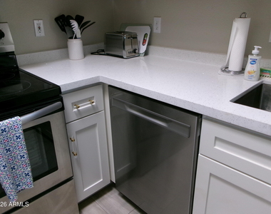 9151 W Greenway Road - Photo Thumbnail 14