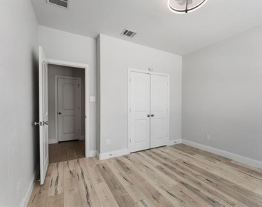 2104 Barx Drive - Photo Thumbnail 12