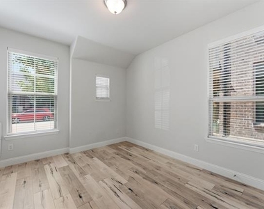 2104 Barx Drive - Photo Thumbnail 9