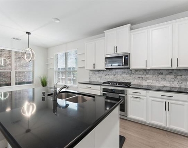 2104 Barx Drive - Photo Thumbnail 8