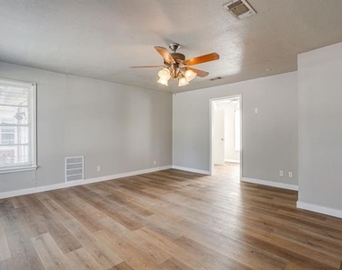 3112 Willow Park Street - Photo Thumbnail 6