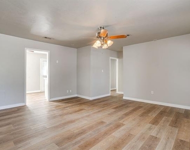 3112 Willow Park Street - Photo Thumbnail 5