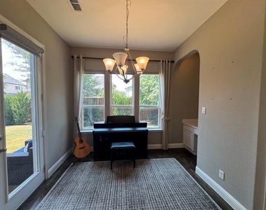 6133 Claridge Lane - Photo Thumbnail 15