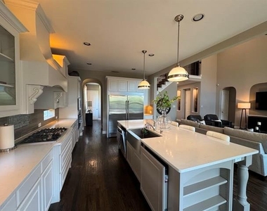 6133 Claridge Lane - Photo Thumbnail 6
