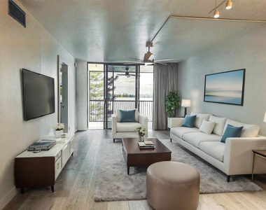 111 Lake Emerald Drive - Photo Thumbnail 4