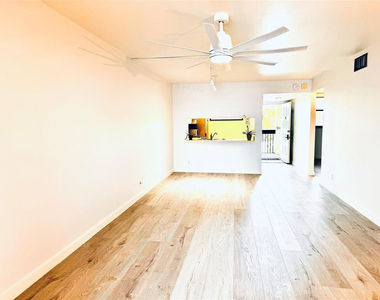 111 Lake Emerald Drive - Photo Thumbnail 5